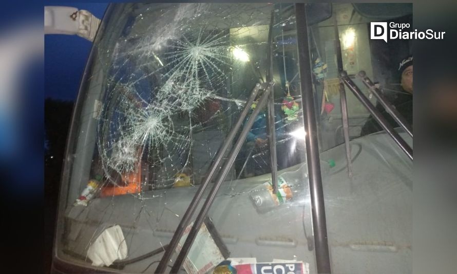 Vandalizan bus escolar en Paillaco