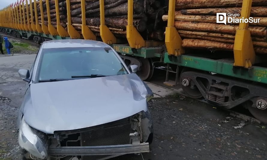 Reportan colisión de vehículo con tren en Los Lagos