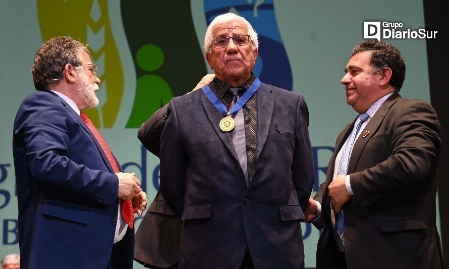 Periodista Juan Yilorm recibió medalla Nueva Región 2023: conoce su historia