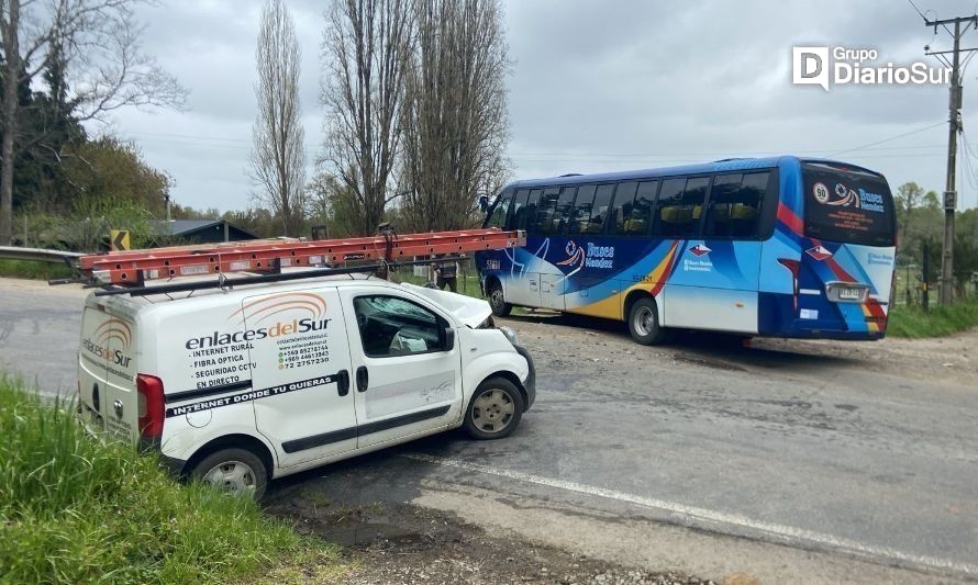 Máfil: colisión frontal entre furgón y bus rural deja diez lesionados