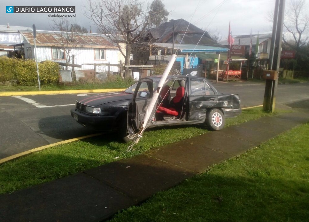 Automóvil y camioneta colisionaron en Lago Ranco