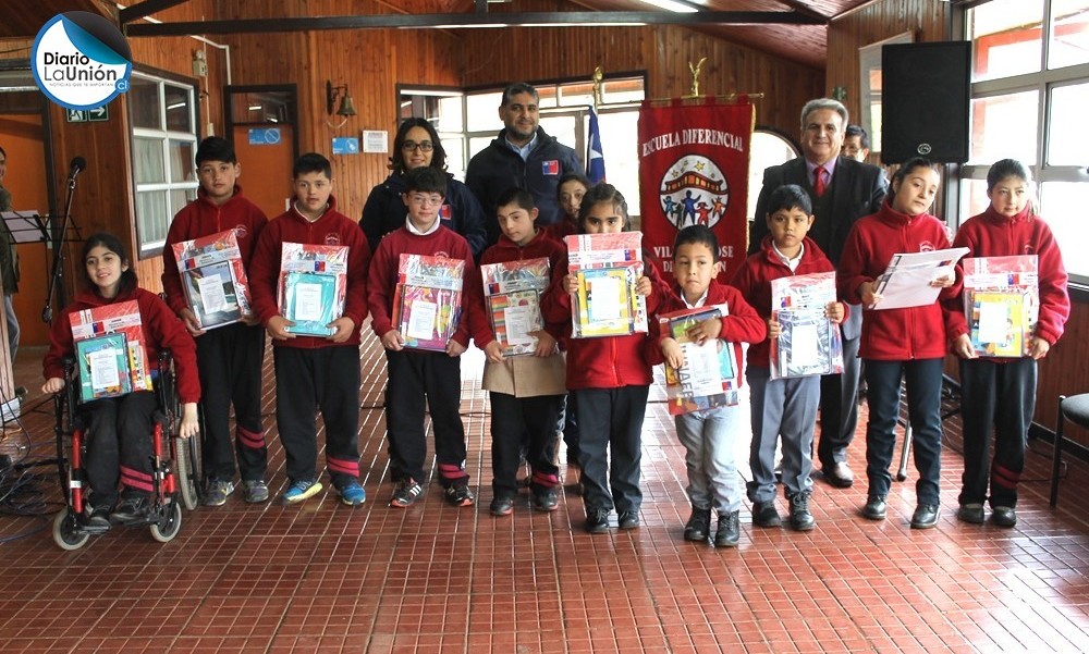 Junaeb apoya la inclusión con entrega de útiles escolares en la Unión