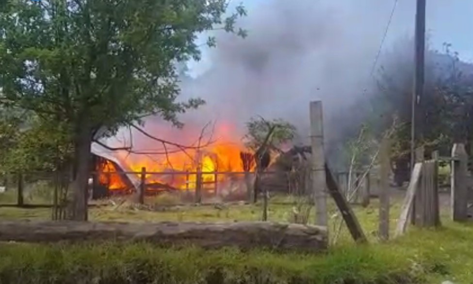 Lago Ranco: Fuego consumió casa de familia que vendía productos en las afueras de local de votación 