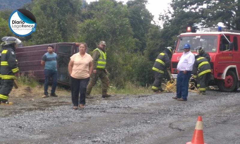 Vehículo sufrió accidente en zona cordillerana de Lago Ranco