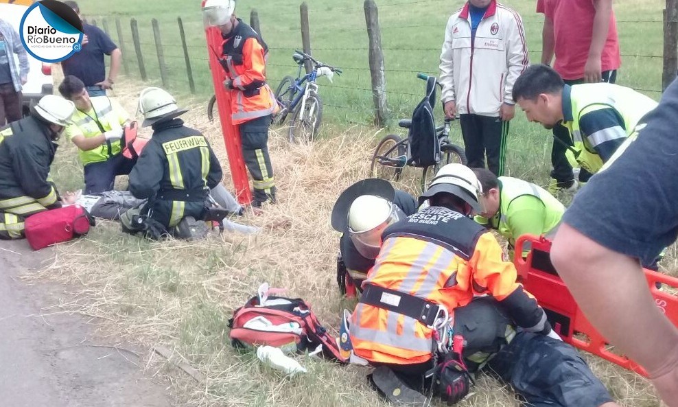 Ciclistas caen en desnivel camino a Cocule en Río Bueno