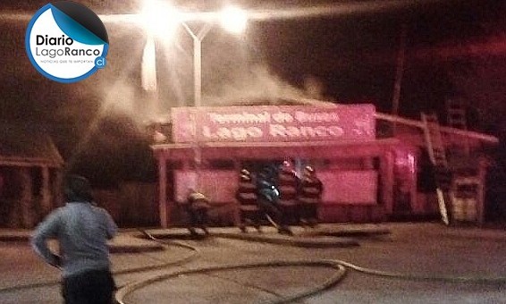 Lago Ranco: Bomberos se movilizó tras alerta de incendio en terminal de buses