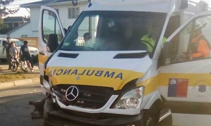 Colisión de ambulancia con camioneta deja varios lesionados en Río Bueno