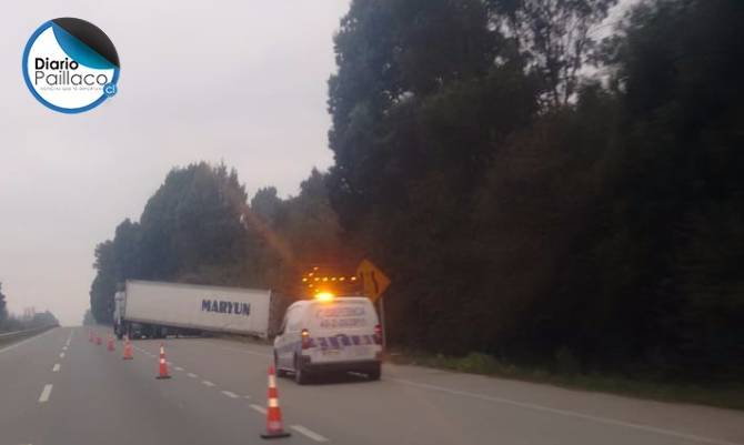 Precaución en tramo Reumén-Paillaco por camión que obstaculiza una vía