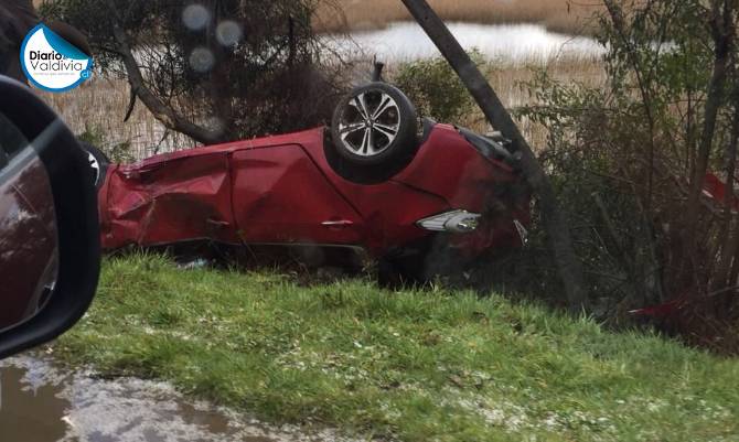 Conductor lesionado luego de volcar de campana en ruta Valdivia-Paillaco