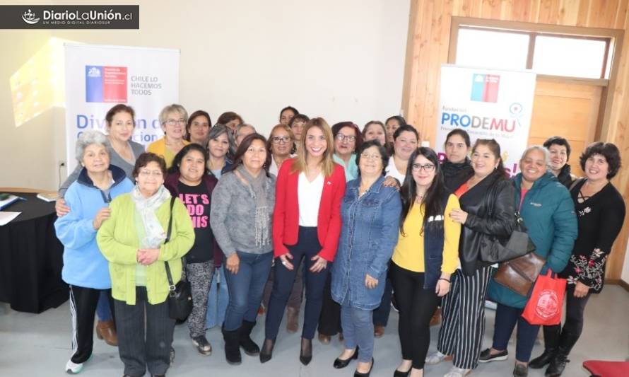 Seremi de Gobierno realizó taller sobre liderazgo femenino para mujeres de La Unión
