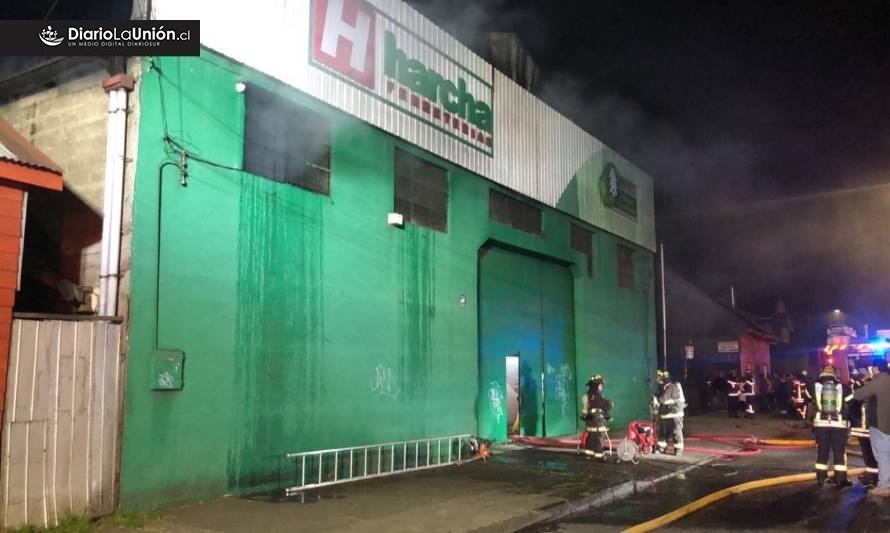 ¿Ejercicio bomberil no autorizado?: Surgen dudas sobre causa de incendio que afectó a bodega de ferretería unionina