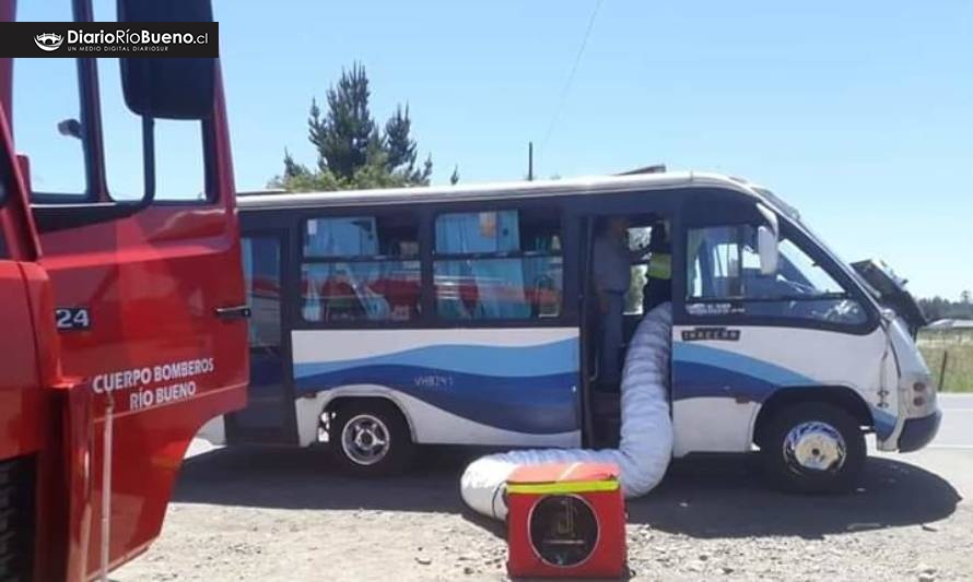 Fuego en motor de bus en Río Bueno no pasó a mayores