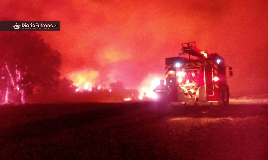 Bomberos trabajó toda la noche para controlar incendio de pastizales en Coique