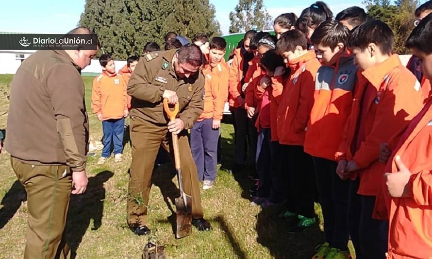 Estudiantes del Colegio Nacional de La Unión plantaron árboles en la nueva comisaría