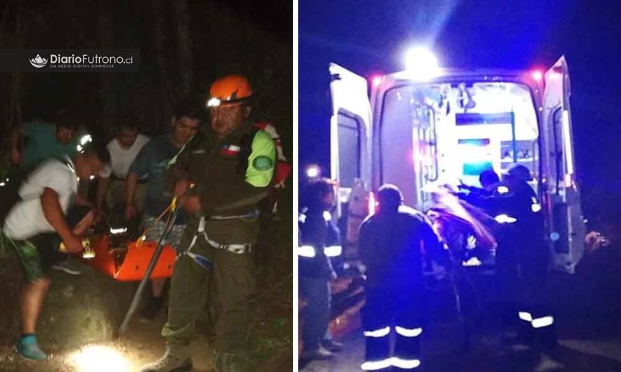 A la 1.30 de madrugada culminó rescate de mujer que cayó en cerro de Futrono