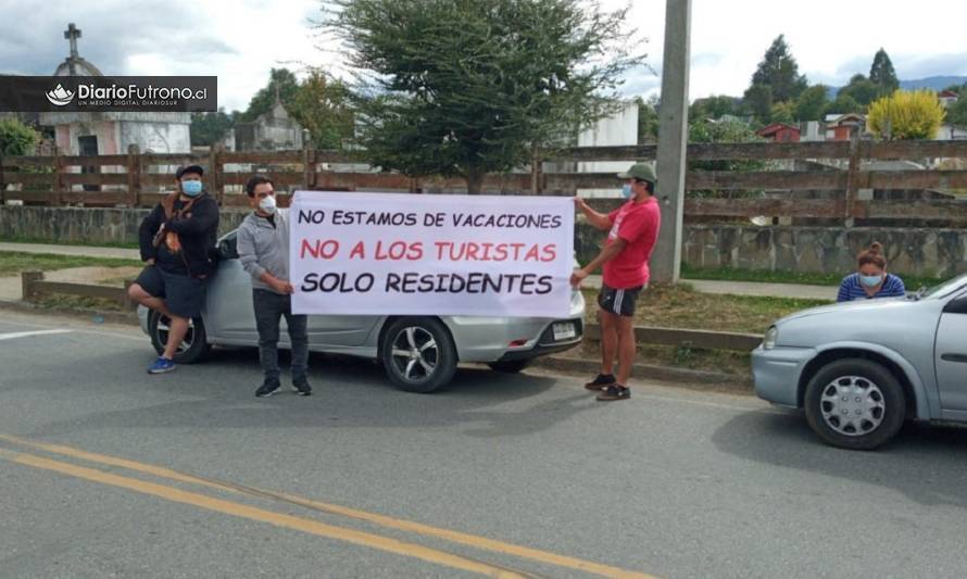 Futroninos realizan caravana para pedir cierre de la comuna a turistas 