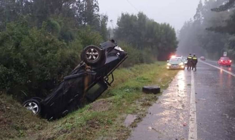 [VALDIVIA] Camioneta volcó en Cuesta Cero con dos ocupantes en su interior