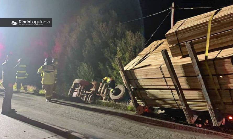 Camión volcó en carretera a la altura de Los Lagos