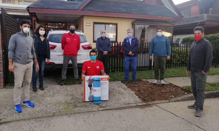 Mindep e IND de Los Ríos entregan kits de entrenamiento a deportistas Promesas Chile