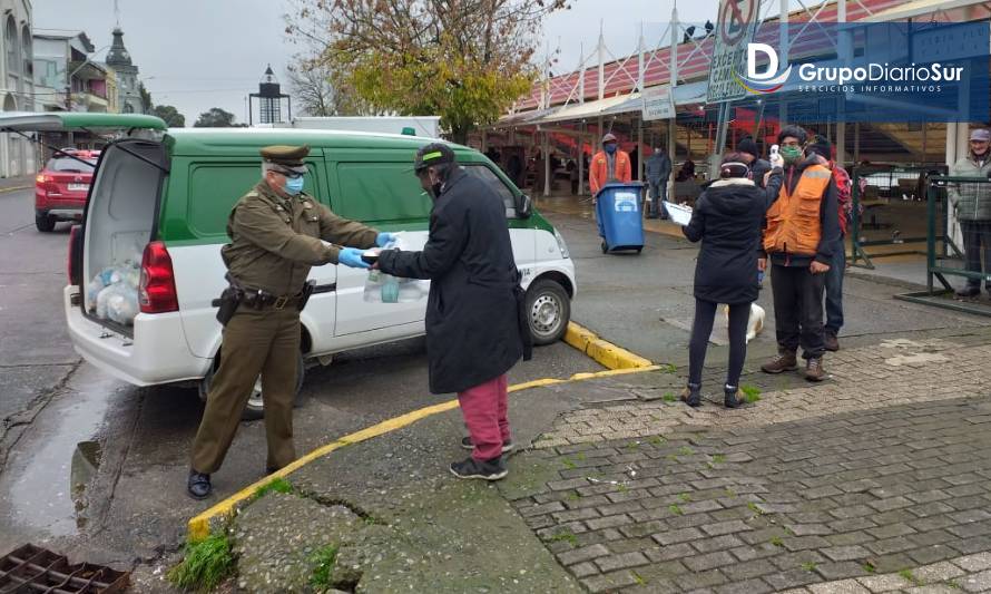 Carabineros entrega alimentos y kit de aseo a personas en situación de calle