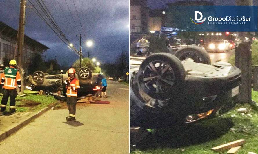 Automóvil volcó frente al Unimarc de Avenida Francia en Valdivia