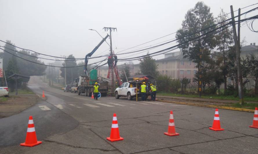 2 mil 500 clientes quedaron sin suministro debido a choque de poste en Valdivia