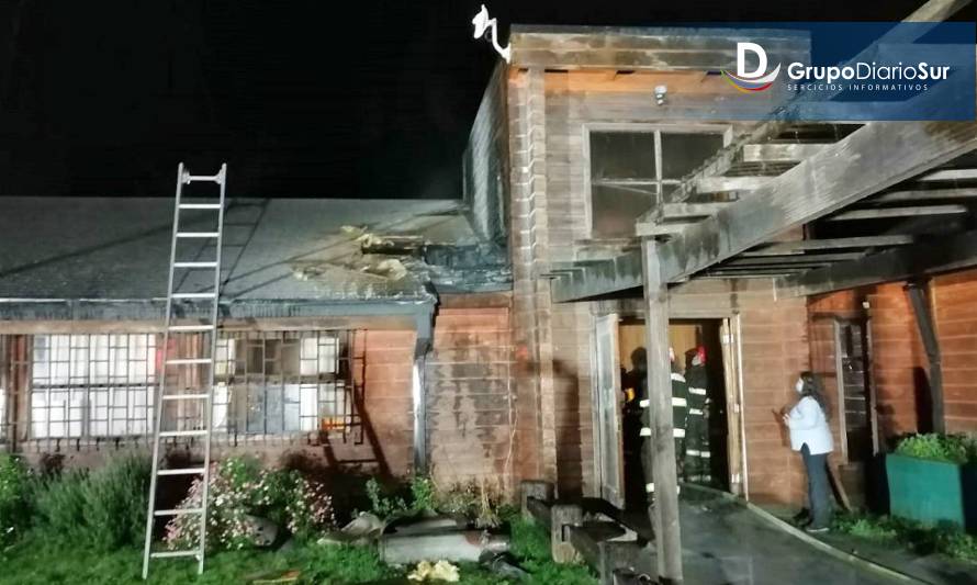 Bomberos y Carabineros evitaron que se destruyera Centro Comunitario de Llifén