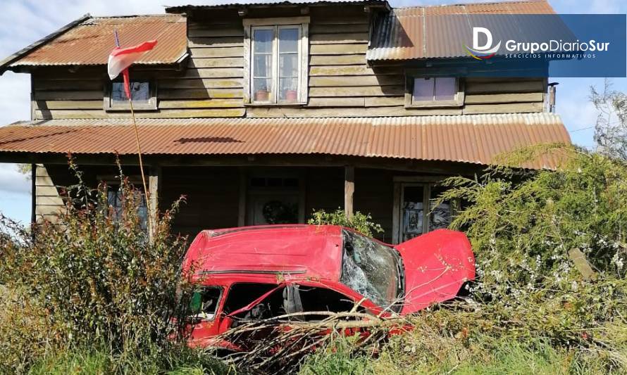 Vehículo volcó e impactó una casa dejando 3 heridos en Río Bueno