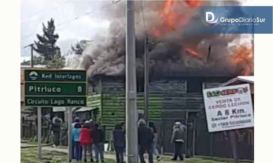 Incendio consumió antigua casa en Lago Ranco