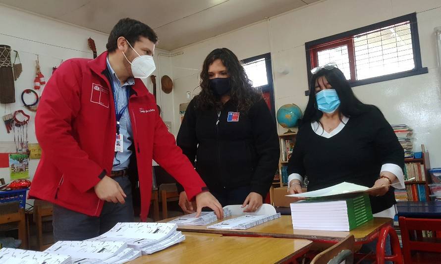 Gobernador del Ranco (S) entrega cuadernillos de educación intercultural en escuelas rurales