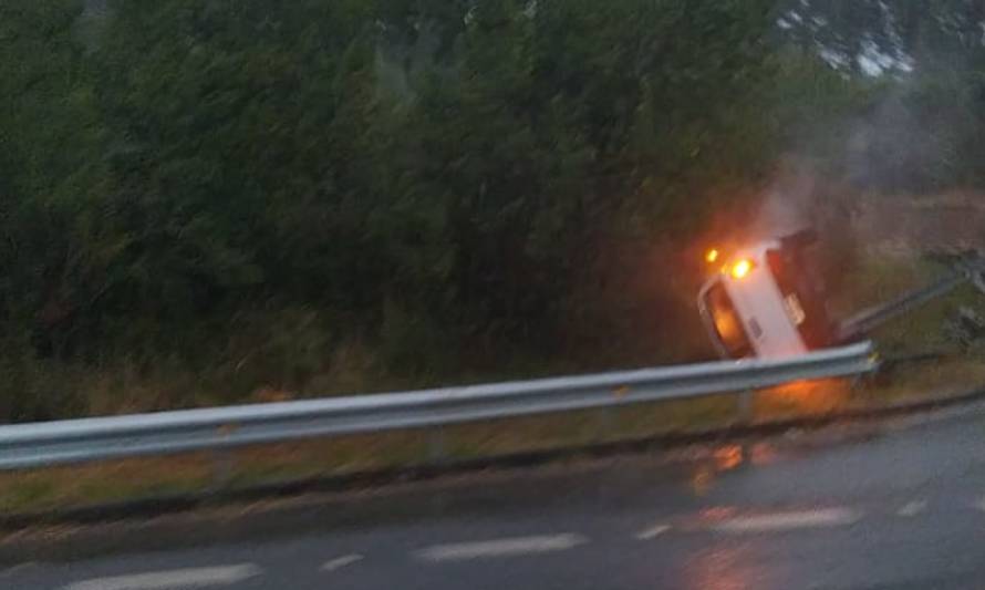 Vehículo volcó en la cuesta El Cero