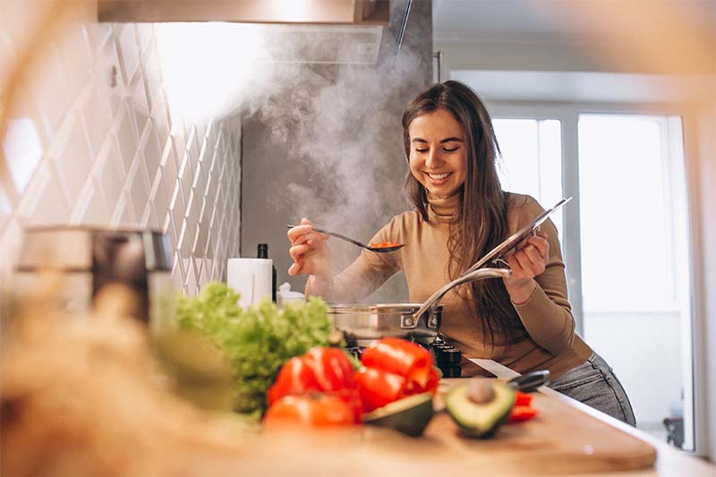 Académica de la carrera de Nutrición y Dietética UC comparte consejos para reducir índices de obesidad en familias chilenas