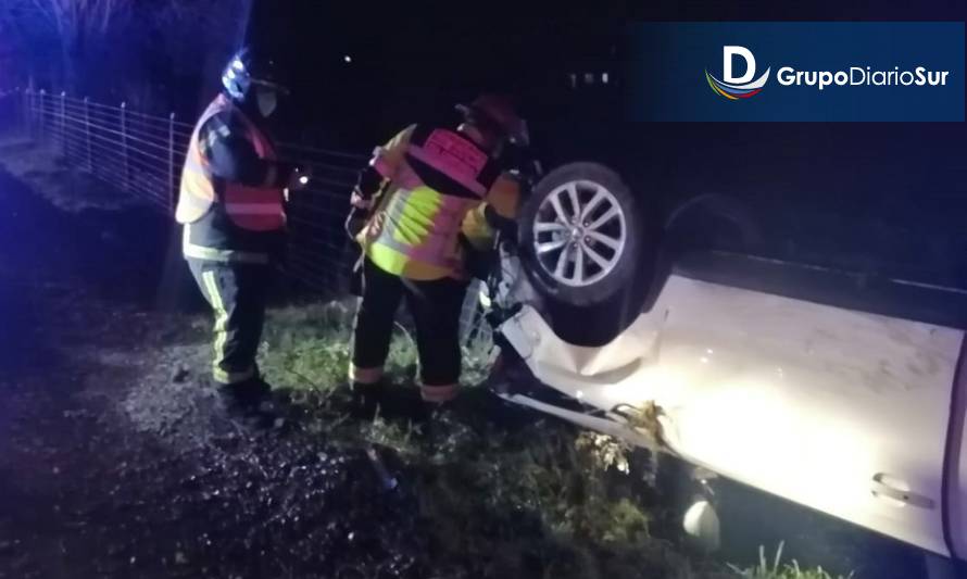 Volcamiento en sector rural de Río Bueno deja 2 lesionados