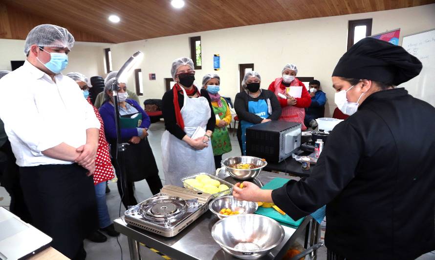 Mujeres de La Unión aprenden nuevas técnicas gastronómicas para mejorar sus emprendimientos