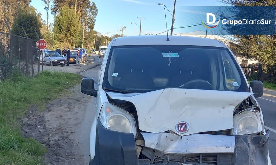 Colisión por alcance afectó a 2 vehículos en Los Lagos