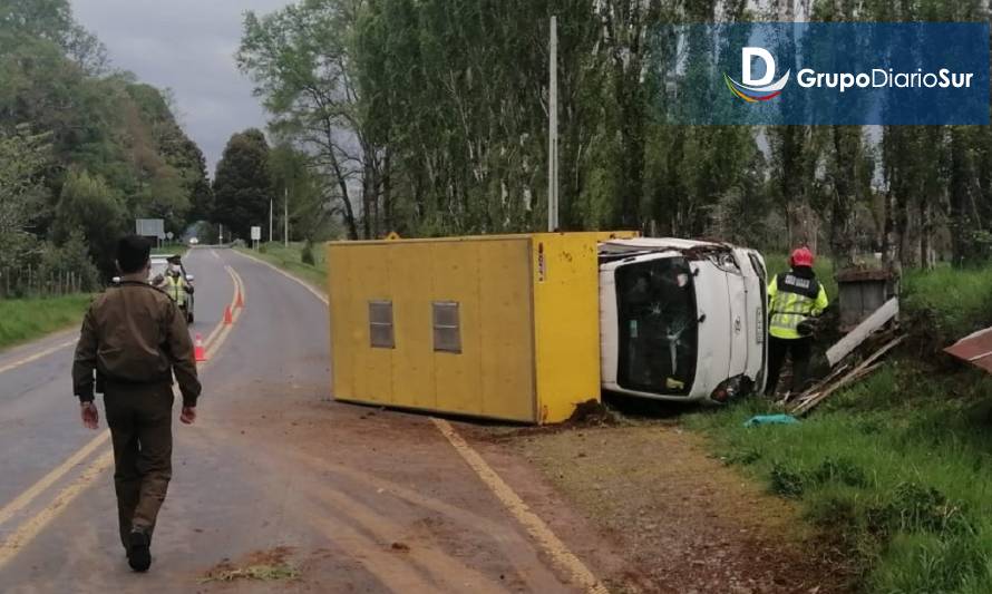 Vehículo volcó en la ruta Río Bueno-Lago Ranco