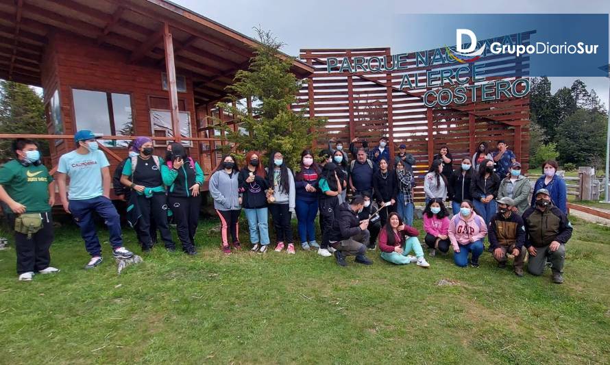 Estudiantes unioninos realizan una salida educativa al Parque Nacional Alerce Costero