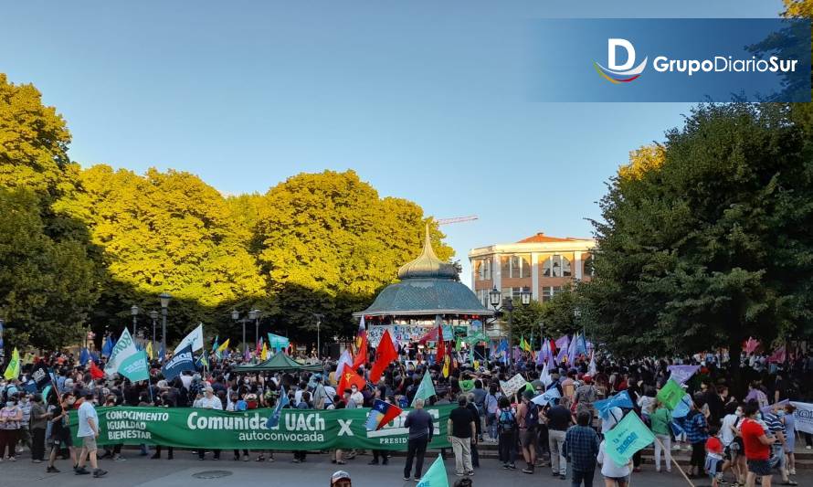 En la Plaza de la República de Valdivia se cerró la campaña de Boric