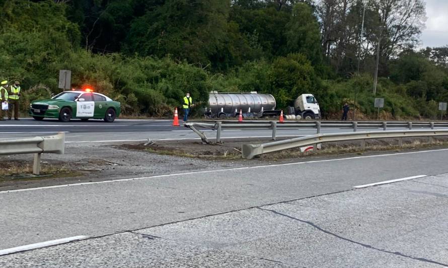 Camión traspasó barrera de contención y despistó en Ruta 5 Sur