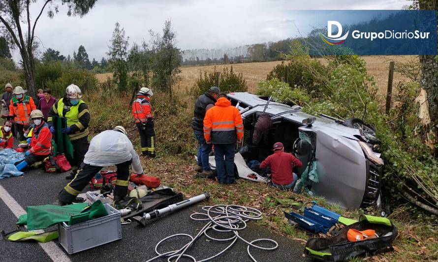 Dos adultos y un menor lesionados en accidente de alta energía en Río Bueno