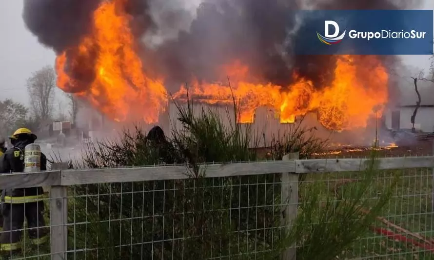 Incendio consume totalmente una vivienda en sector rural de Río Bueno
