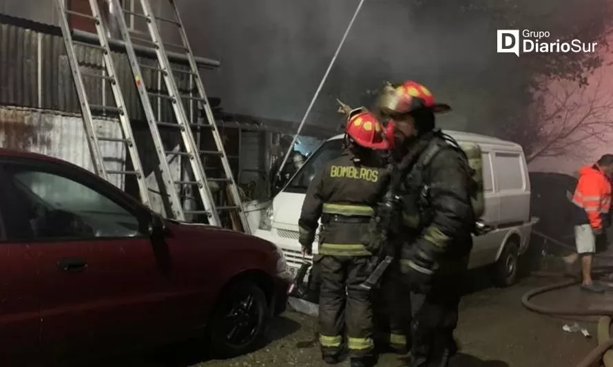 Incendio afectó a tres viviendas en el sector sur de Valdivia
