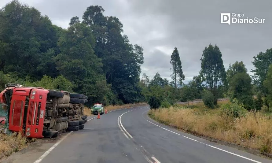 Camión volcó en ruta Paillaco-Futrono: conductor sufrió lesiones graves