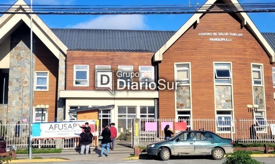 "Menos selfies, más insumos": funcionarios de salud inician paro en Panguipulli