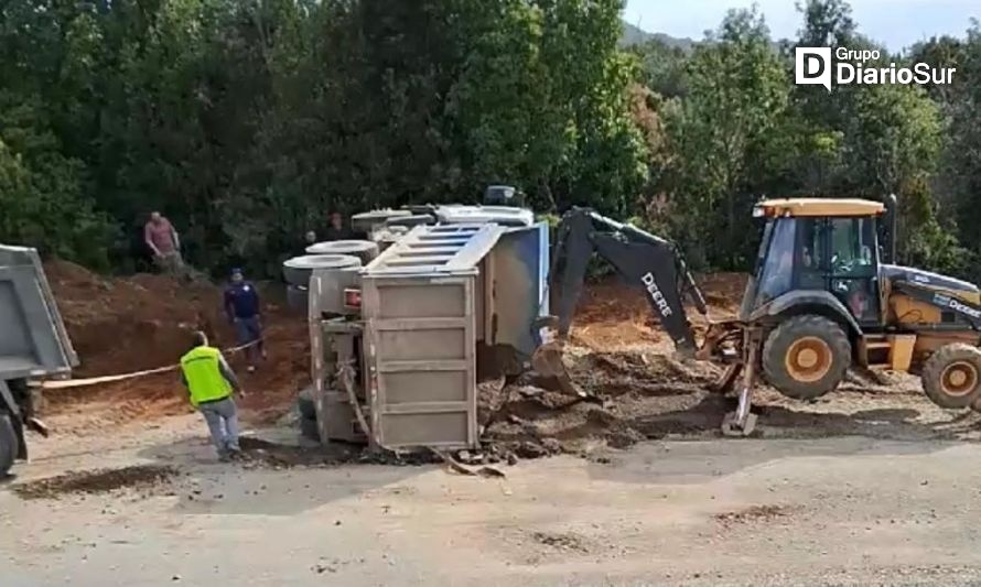 Camión terminó volcado en la costa valdiviana