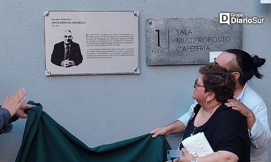 Facultad de Filosofía y Humanidades de la UACh homenajeó a funcionario fallecido