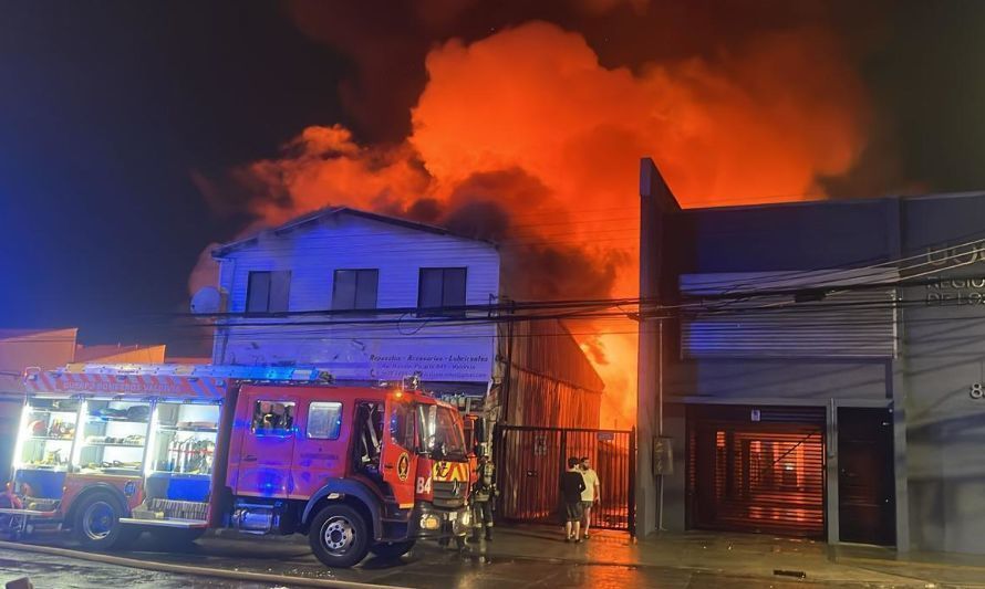 Al menos siete compañías combaten incendio en el centro de Valdivia