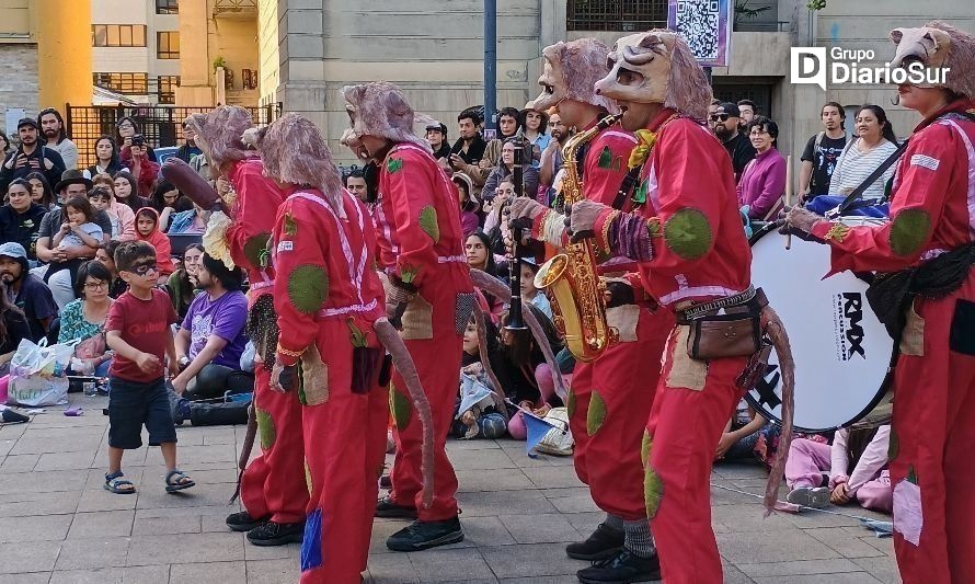 La Murga Koli Koli hizo su estreno en la Plaza de la República de Valdivia