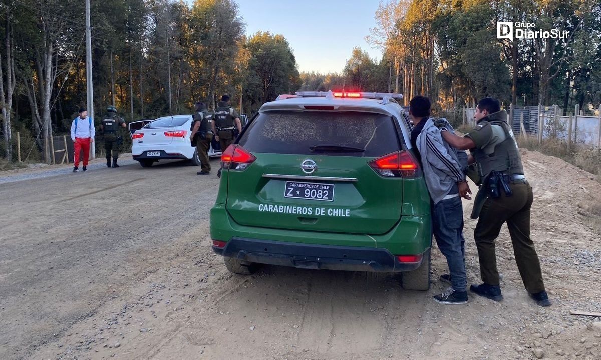 Jóvenes 17 y 18 años fueron detenidos por robo de auto en Valdivia