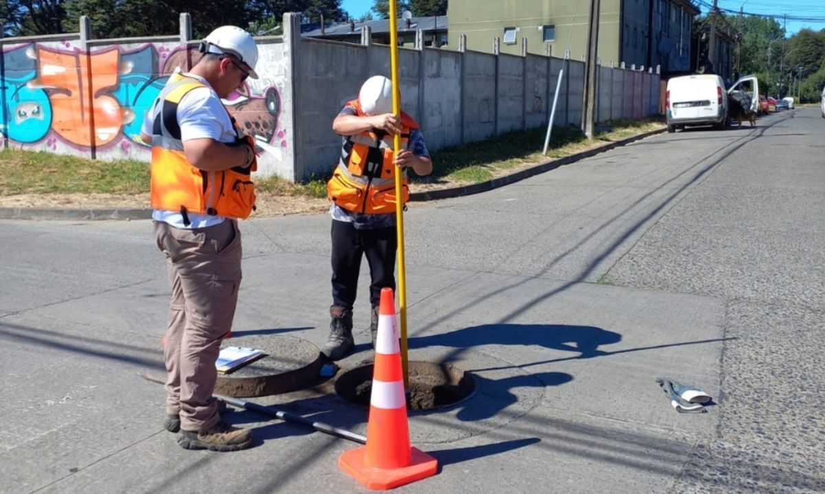 Aguas Décima ejecuta revisión de 457 cámaras de alcantarillado en Valdivia